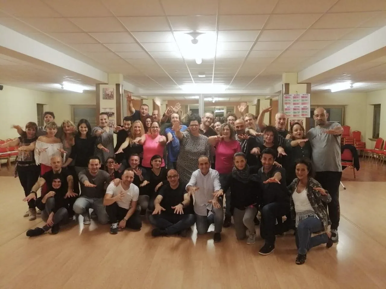 Gruppo di allievi della Cesar Dance Family nella sala da ballo
