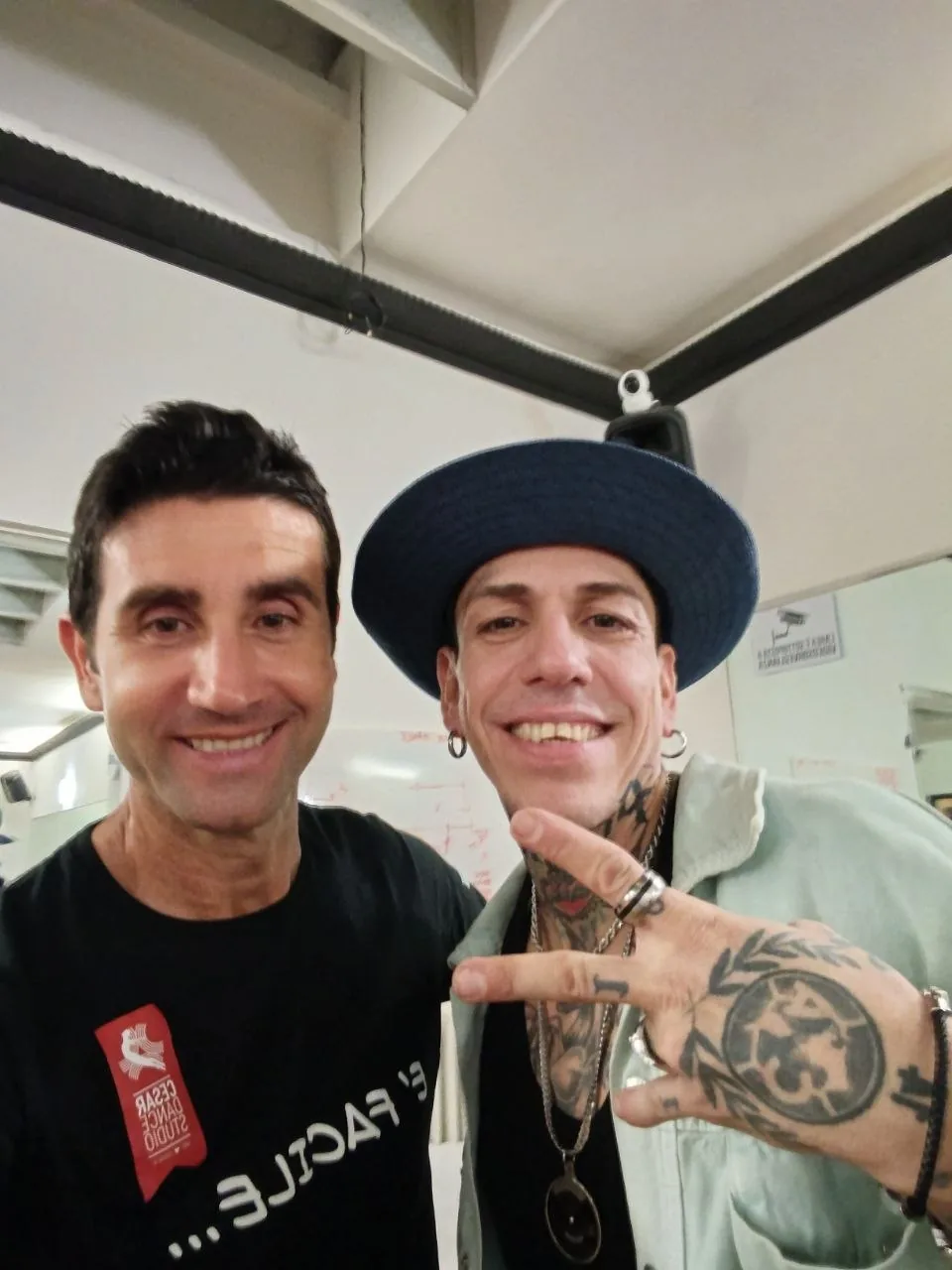 Domingo Cesar con un artista del mondo latino