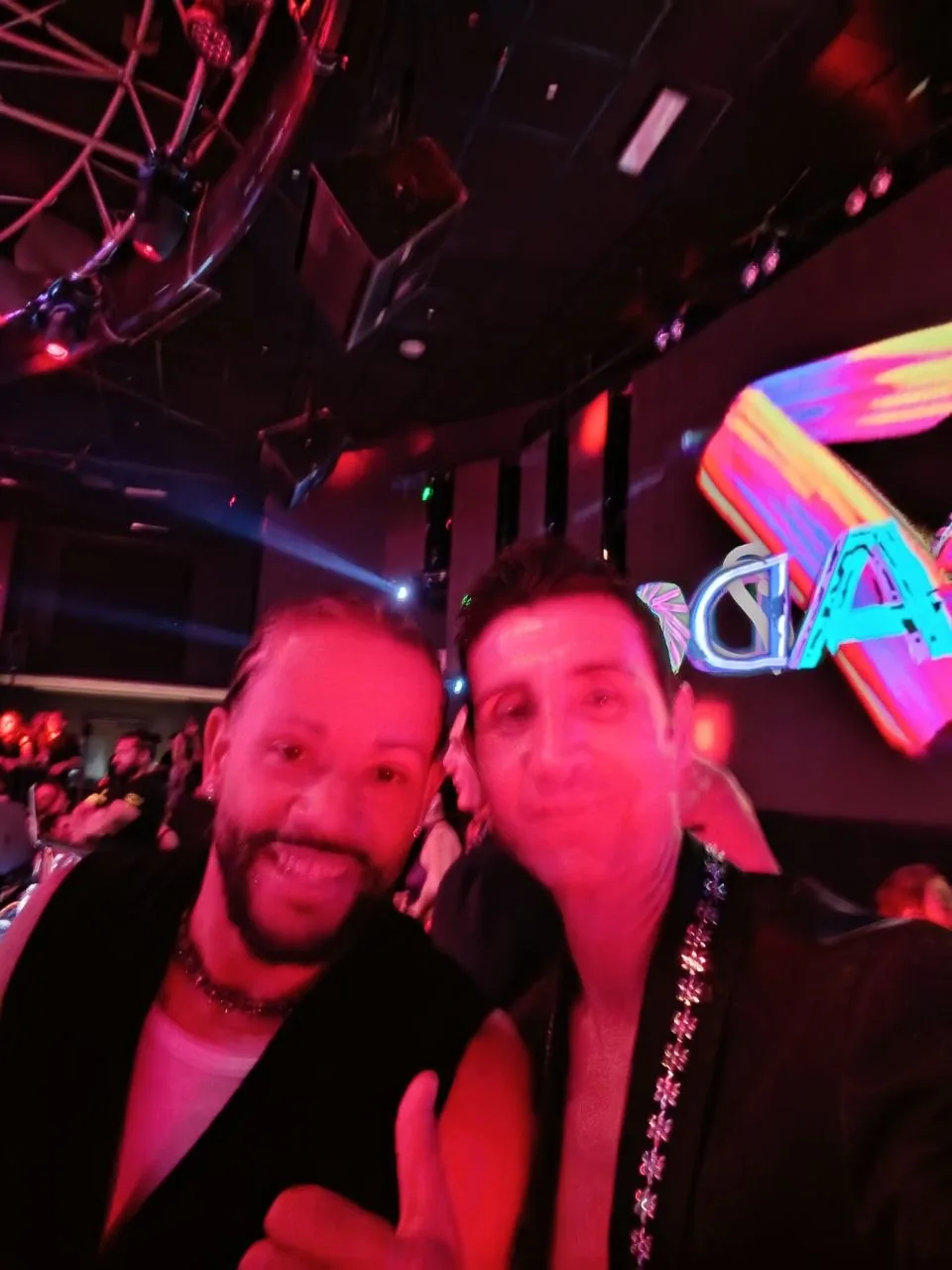 Domingo Cesar durante una serata nel panorama latino