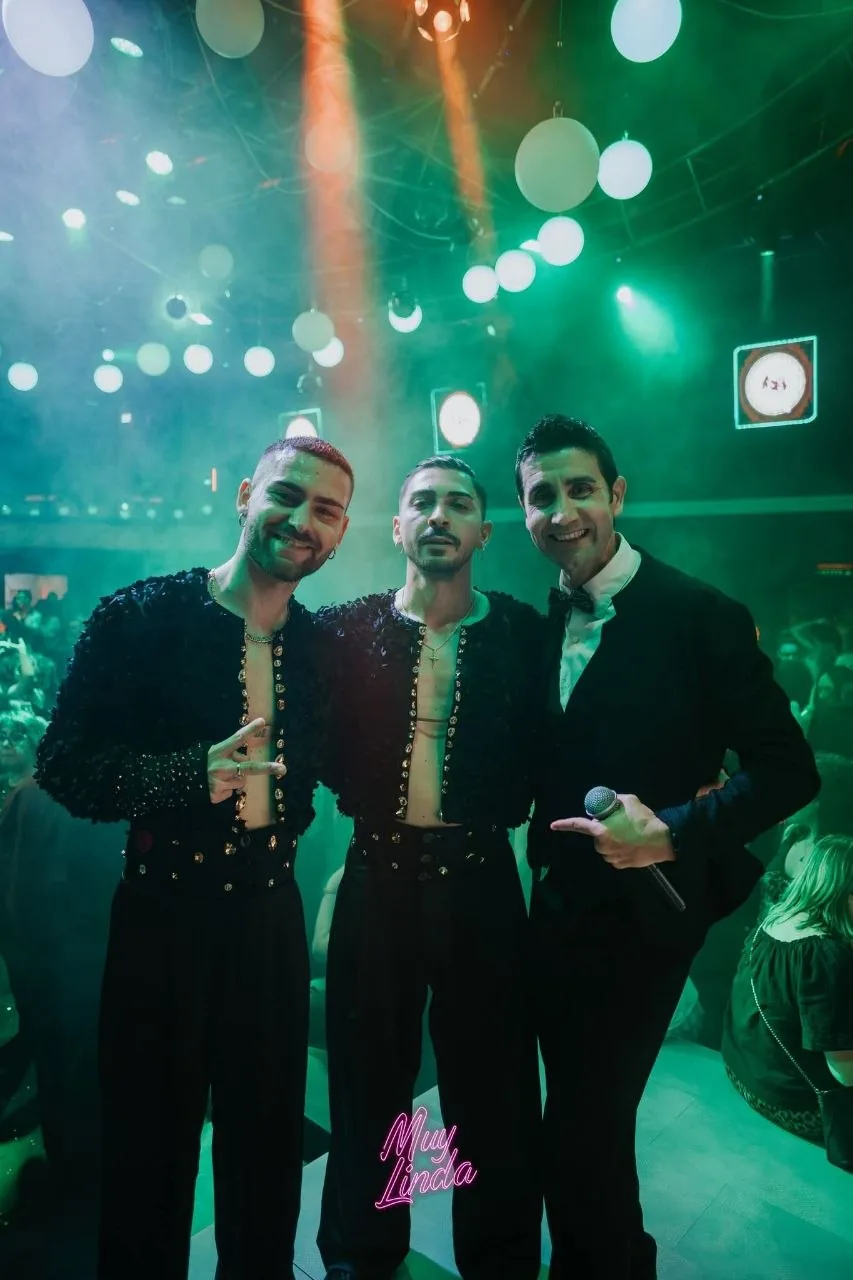 Domingo Cesar con due performer durante un evento Muy Linda