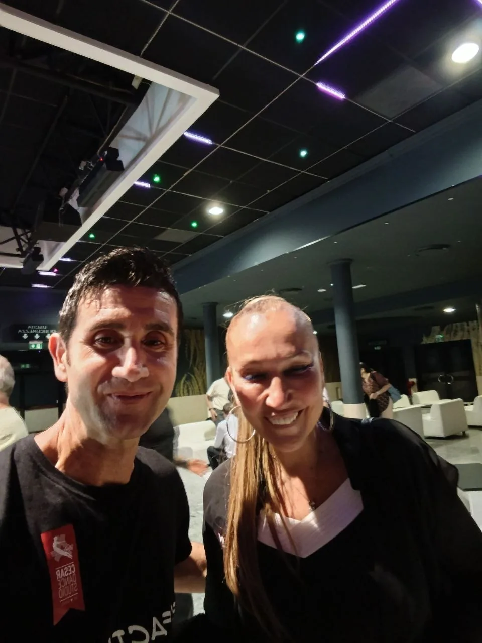 Domingo Cesar con un’artista durante un evento latino