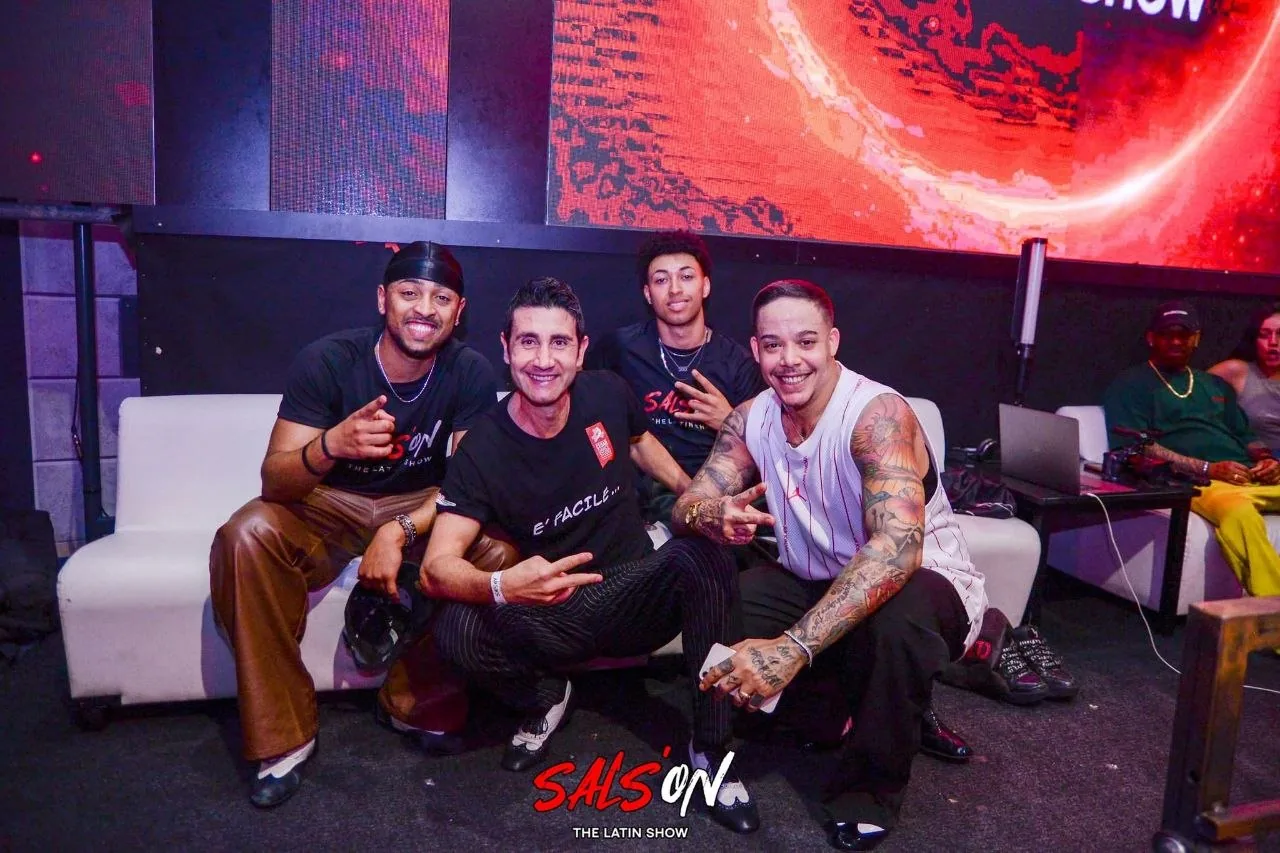 Domingo Cesar con artisti durante SALS’ON The Latin Show