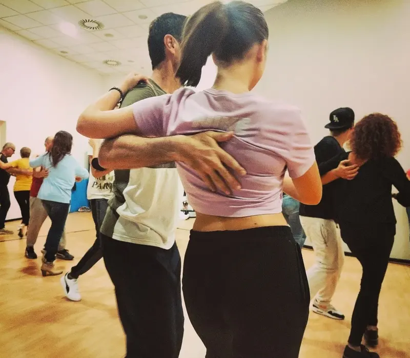 Allievi durante una lezione di danze caraibiche al Cesar Dance Studio