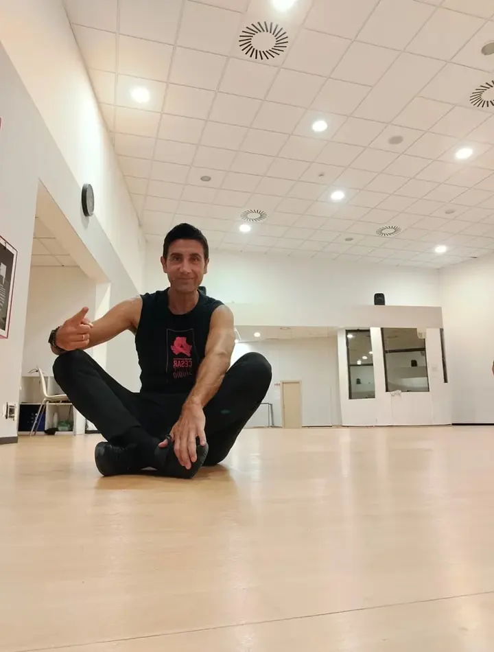 Il maestro di ballo Domingo Cesar nella sala del Cesar Dance Studio
