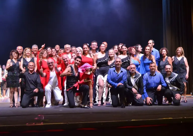 Foto di gruppo della Cesar Dance Family al termine di uno spettacolo Tropical Show